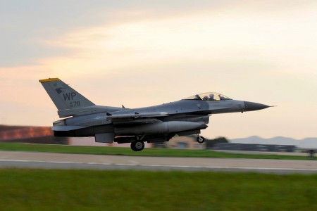 CHIẾN ĐẤU CƠ F-16 FIGHTING FALCON